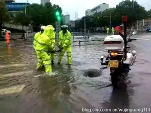 武汉暴雨街头惊现奇观，车辆吃井盖，城市排水系统面临严峻考验